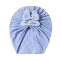 Dettaglio del cappello a turbante azzurro per neonati con orecchie di coniglio in maglia - Blu