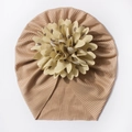 Détail du bonnet turban bébé marron en maille côtelée avec grande fleur à pois - Café