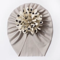 Détail d'un bonnet turban gris pour bébé avec une grande fleur crème à motifs de cœurs - Gris