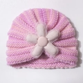 Gestreifte Baby-Strickmütze in Rosa mit 3D-Stoffblume und zarten Spitzenblättern - Reisrosa