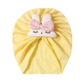 Dettaglio del cappellino neonato con decoro a coniglio bianco e fiocco rosa giallo - Giallo