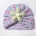 Gestreifte Baby-Strickmütze in Rosa und Blau mit einer dekorativen Stoffblume - Minzgrün