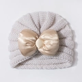 Beige Baby-Strickmütze mit großer Champagner-Satinschleife für warmen Winterkomfort - Beige