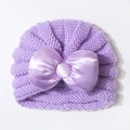 Violette Baby-Strickmütze mit großer Satinschleife im Boho-Stil für den Winter - Lila