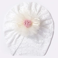 Dettaglio cappello bianco traforato per neonato con fiore in tulle e centro rosa - Bianco