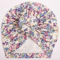 Détail du bonnet turban pour bébé avec imprimé floral sur un tissu en coton côtelé - Floral Violet