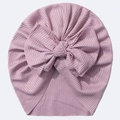 Detailaufnahme einer rosa Babymütze mit weicher vertikaler Rippenstruktur und Schleife - Taro-Lila