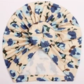 Détail du bonnet turban bébé avec imprimé fleuri bleu et texture en maille côtelée - Floral Beige Clair