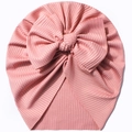 Detailansicht der rosa gerippten Baby-Turbanmütze mit einer großen handgemachten Schleife - Nute Rosa