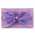 Gros plan détaillé d'un bandeau souple en nylon lavande avec un grand nœud en mousseline - Violet