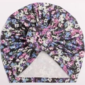 Détail du bonnet donut pour bébé avec imprimé floral et texture en tricot côtelé - Multicolore Fleuri