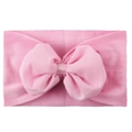 Gros plan d'un bandeau en nylon rose avec un nœud en mousseline pour bébés filles - Rose