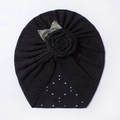 Dettaglio del turbante nero per neonati in maglia traforata con rosa 3D e fiocco in denim - Nero