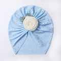 Dettaglio del turbante in pizzo azzurro traspirante con grande rosa bianca 3D per neonati - Blu