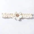 Dettaglio di fascia per neonati in pizzo con fiore in seta e ricamo raffinato - Beige