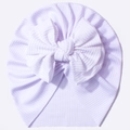 Detailansicht eines lavendelfarbenen Babyturbans mit großer Strickschleife auf Rippstoff - Weiß