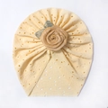 Dettaglio del berretto neonato in maglia traforata con grande rosa di stoffa 3D gialla - Beige