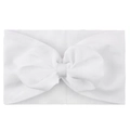 Détail d'un bandeau pour bébé en nylon blanc doux avec un grand nœud décoratif en mousseline - Blanc