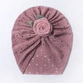 Dettaglio del cappello a turbante per neonato con ricamo traforato e rosa in tessuto - Viola Taro