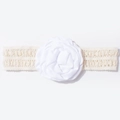 Détail d'un bandeau en dentelle pour bébé avec une grande fleur en tissu blanc et pétales - Blanc