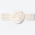 Détail du bandeau crème pour bébé avec grande fleur en satin et dentelle élastique large - Beige