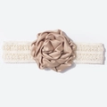 Détail d'une rose en satin champagne sur un bandeau élastique en dentelle pour bébés - Café