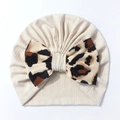 Detail der Baby-Turban-Mütze mit geripptem Stoff und Schleife im Leopardenmuster - Hellkaffee
