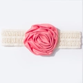 Dettaglio di rosa in seta rosa su fascia per neonati in pizzo crema con trama rifinita - Rosso Anguria