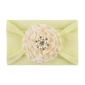 Detalle de diadema de nailon para bebé con gran flor de tela amarilla y centro de diamantes - Beige