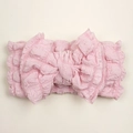 Detalle de la diadema rosa para bebé con lazo grande y textura plisada de seersucker suave - Rosa