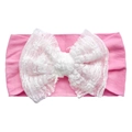 Dettaglio di fascia elastica rosa con grande fiocco in pizzo bianco per neonata - Rosa