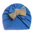 Detailansicht der blauen Baby-Turban-Mütze mit großer khakifarbener Schleife und Zopfmuster - Saphirblau