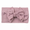 Détail d'un bandeau pour bébé en maille côtelée douce avec un grand nœud décoratif - Violet Taro