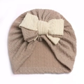 Turbante para bebé de punto trenzado caqui con un gran lazo doble color crema suave - café