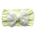 Dettaglio fascia neonata con grande fiocco in pizzo bianco su fascia gialla elastica - Beige