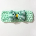 Détail du bandeau en crochet vert menthe pour bébé avec un nœud à motif vichy coloré - Vert menthe