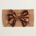 Détail d'un bandeau bébé avec un nœud en velours marron doux et un tissu en nylon élastique - Café