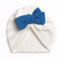 Gorro de punto suave para bebé en blanco con un gran lazo decorativo azul oscuro en contraste - Blanco