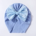 Detail einer hellblauen Baby-Turbanmütze mit Strickstruktur und Sternen-Schleife - Blau