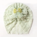 Dettaglio del turbante neonato verde menta con pizzo delicato e fiocco di perle - Verde