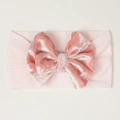 Dettaglio del fiocco di velluto rosa su fascia elastica morbida per neonati e bambini - Rosa Chiaro