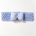 Gros plan sur le bandeau bébé au crochet bleu clair avec un nœud à carreaux bleu et blanc - Mauve Clair