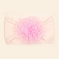 Gros plan sur un bandeau bébé rose avec des pétales de fleurs en dentelle multicouches - Rose Clair