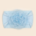 Gros plan du bandeau bébé bleu clair avec fleur en dentelle superposée délicate - Bleu