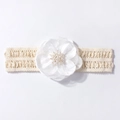 Détail du bandeau en dentelle pour bébé avec fleurs en tissu et perles sur élastique - Blanc