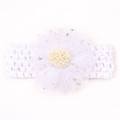 Detail von weißem Häkel-Babystirnband mit Stern- und Mond-Pailletten-Netzblume - Weiß