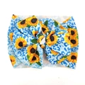 Detailansicht Baby-Stirnband mit Sonnenblumen- und Leopardenmuster auf Rippenstrick - Blau