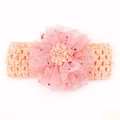 Détail d'un bandeau bébé rose avec fleur en tulle et sequins rouges en forme d'étoile - Bourgeon de Neige