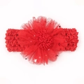 Gros plan du bandeau bébé au crochet rouge avec fleur en tulle et paillettes - Rouge