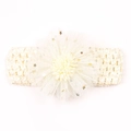 Detailansicht eines Baby-Spitzenstirnbands mit Netzblume und goldenen Pailletten - Beige